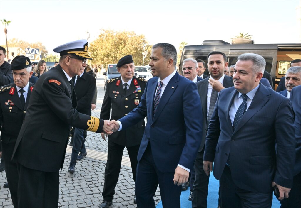 İçişleri Bakanı Ali Yerlikaya, İzmir Valiliğini ziyaret etti