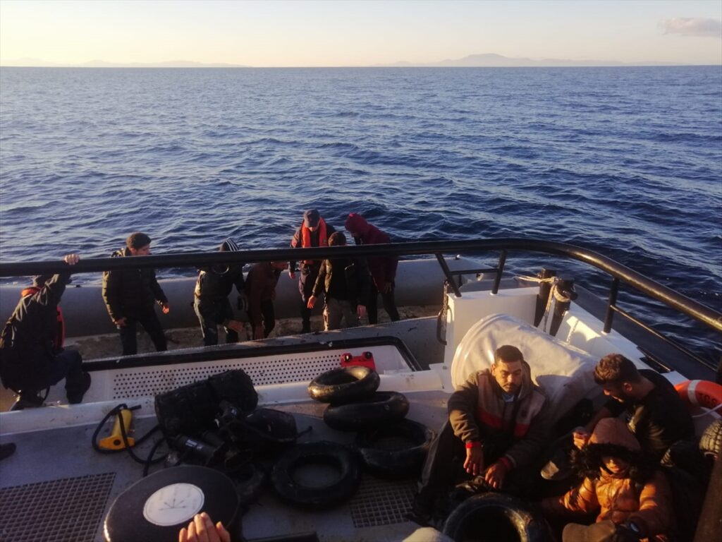 İzmir açıklarında 29 düzensiz göçmen yakalandı