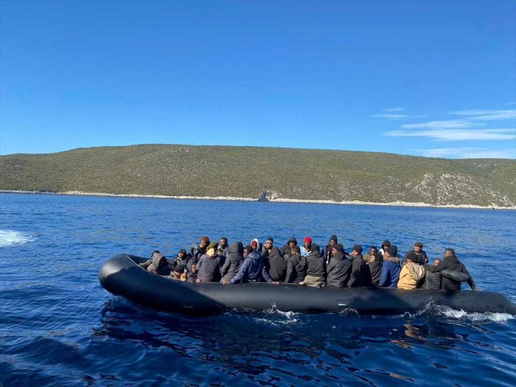 İzmir açıklarında 48 düzensiz göçmen yakalandı