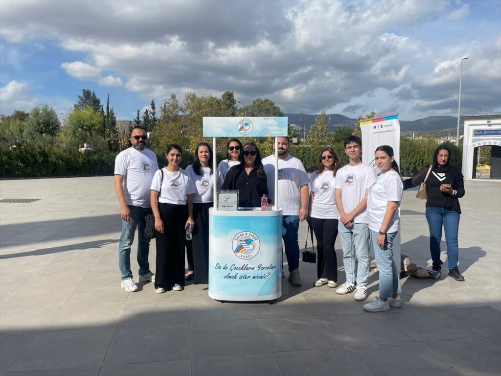 İzmir depreminde ölen ikizlerin anısına camilerde dua okundu, lokma dağıtıldı