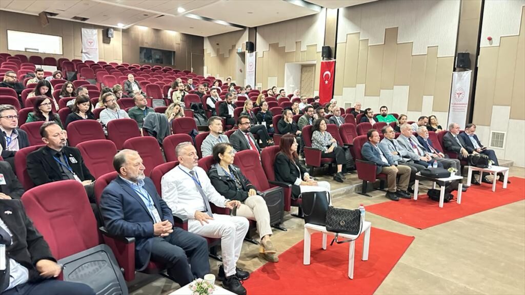 İzmir'de “Ağrı Tedavisinde Yeni Teknolojiler Sempozyumu” yapıldı