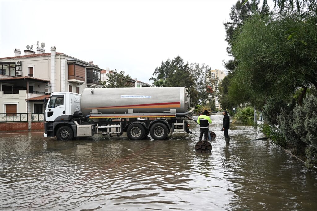 GÜNCELLEME 2 – İzmir'de deniz taştı, sokaklar su altında kaldı