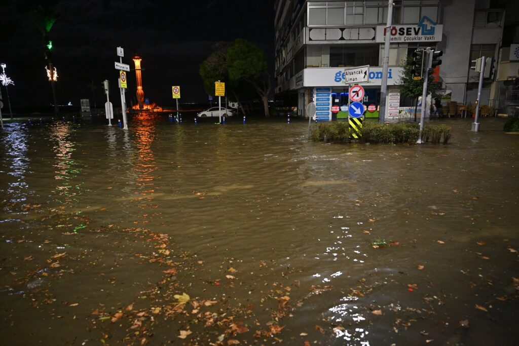 GÜNCELLEME – İzmir'de deniz taştı, sokaklar su altında kaldı
