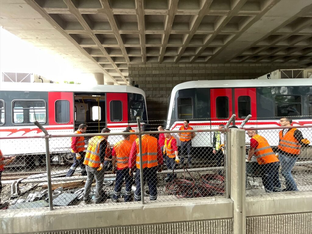 İzmir'de raydan çıkıp peron duvarına çarpan metro vagonundaki 3 kişi yaralandı