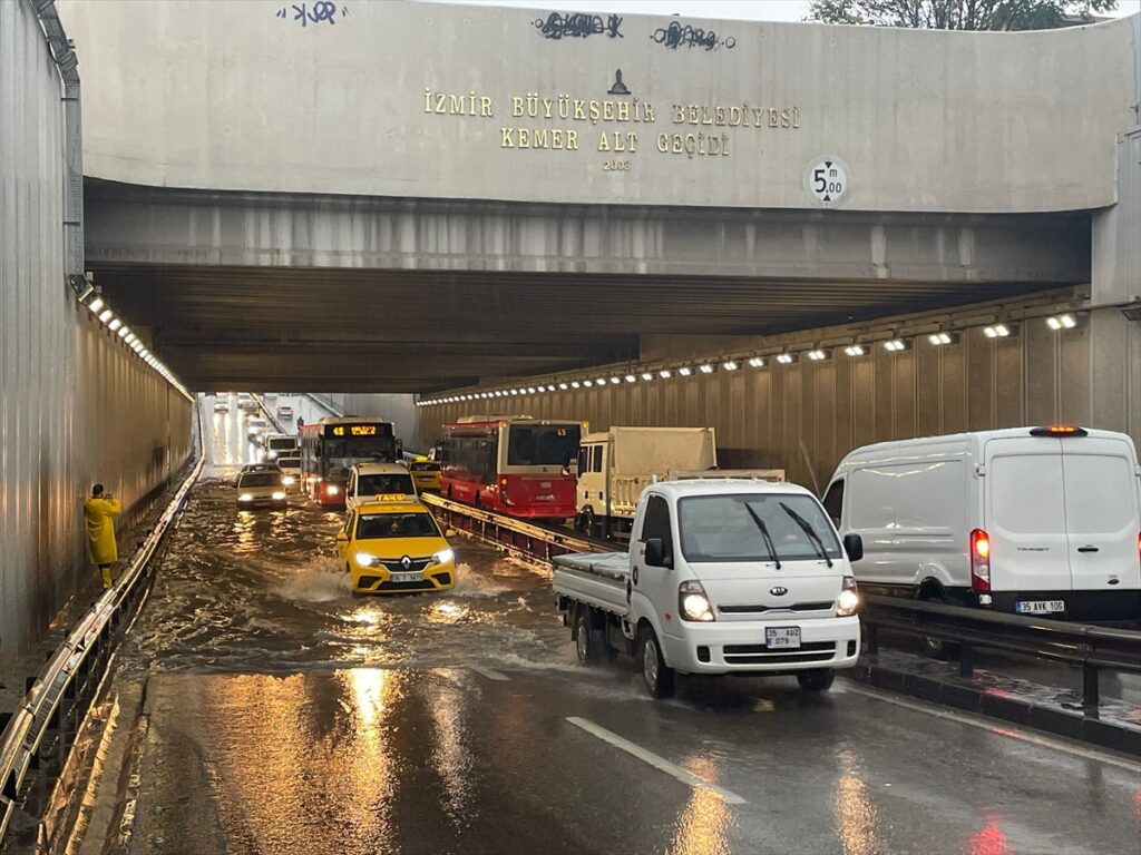 İzmir'de şiddetli sağanak ve fırtına hayatı olumsuz etkiliyor