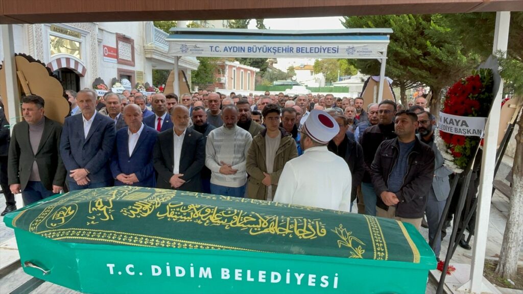 Kalp krizi geçirerek hayatını kaybeden gazeteci Etleç, son yolculuğuna uğurlandı