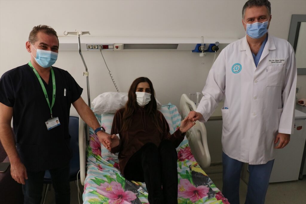 Karaciğer komasına giren genç kız “acil organ nakli” çağrısıyla kurtarıldı