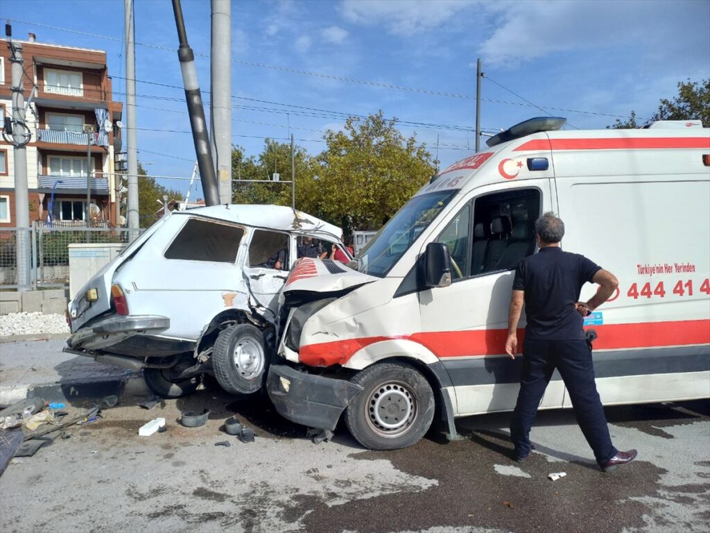 Manisa'da ambulansla otomobilin çarpışması sonucu 2 kişi yaralandı