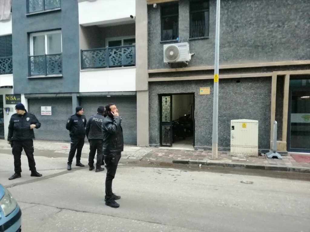 Manisa'da bir apartmandaki asansörde anne ile kızının cesedi bulundu