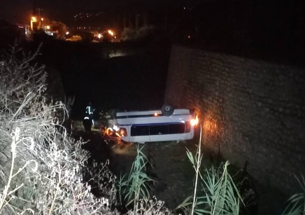 Manisa'da şarampole devrilen minibüsteki 3 kişi yaralandı
