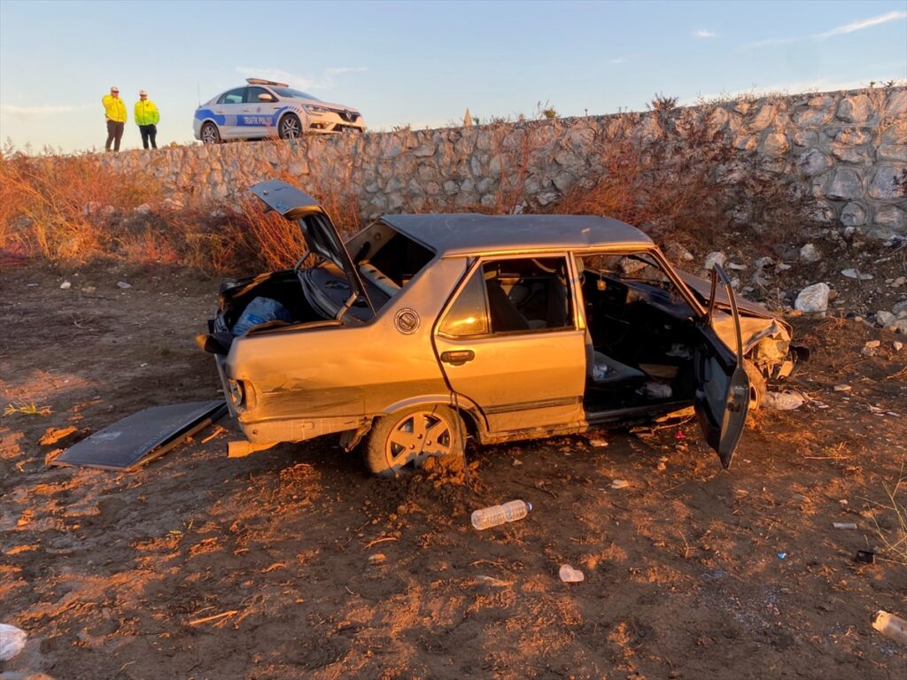 Manisa'da şarampole düşen otomobildeki 5 kişi yaralandı
