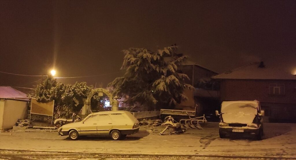 Manisa'ya mevsimin ilk karı yağdı