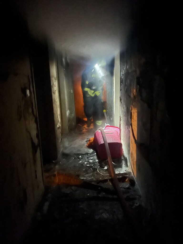 Evde çıkan yangında 2 çocuk yaralandı