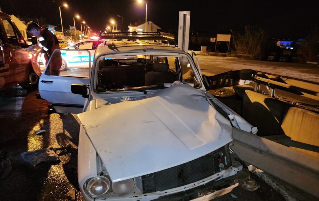 Bariyere saplanan otomobilin sürücüsü yaralandı