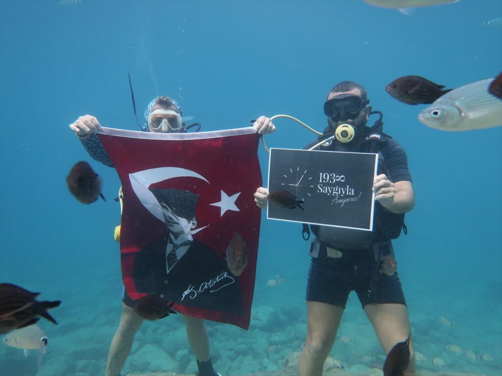 Dalgıçlar Atatürk’ü deniz dibinde bayraklarla andı