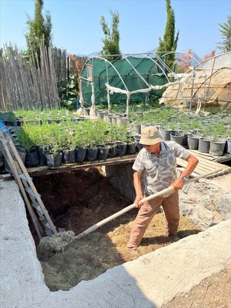 Doğa Dedenin bağışladığı fidanlar toprakla buluşuyor