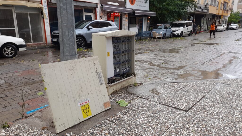 Muğla’da fırtına ve sağanak yaşamı olumsuz etkiliyor