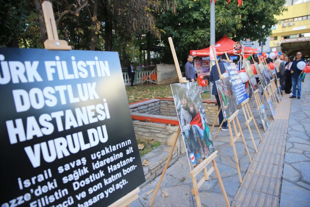 Muğla'da kurulan “Filistin'e destek çadırı”nda çocuklara balon ve bayrak dağıtıldı