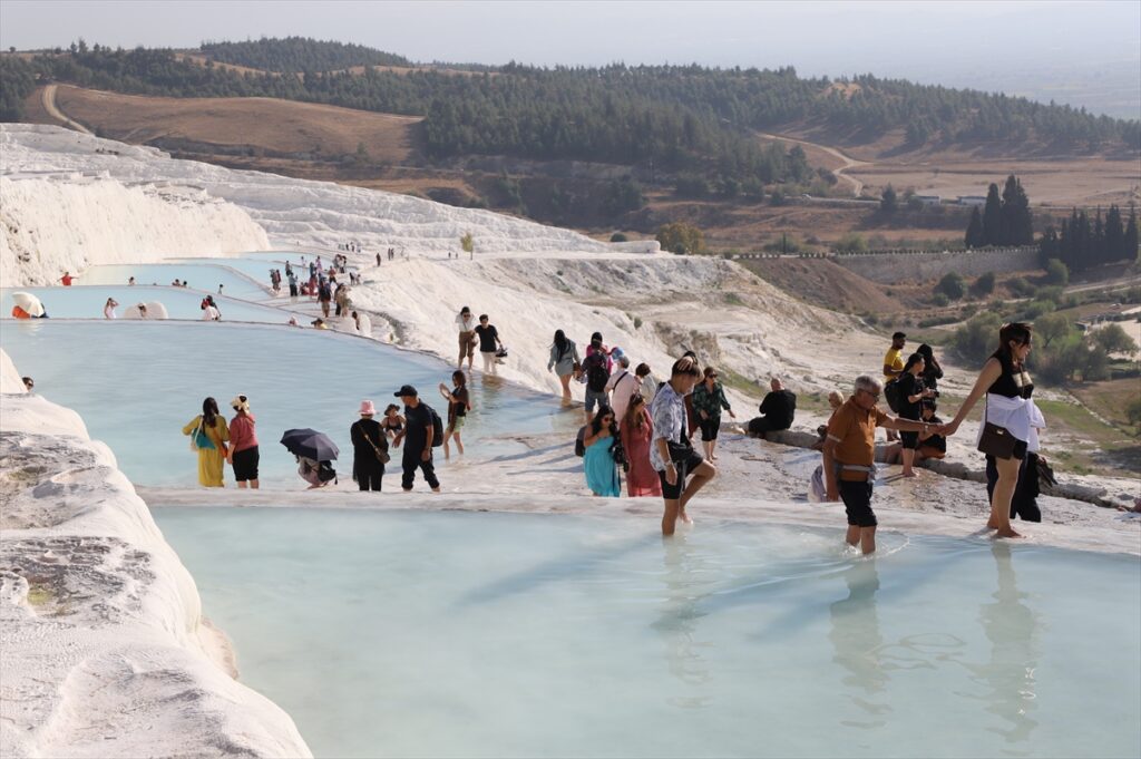 Pamukkale'deki oteller ara tatil öncesinde büyük ölçüde doldu