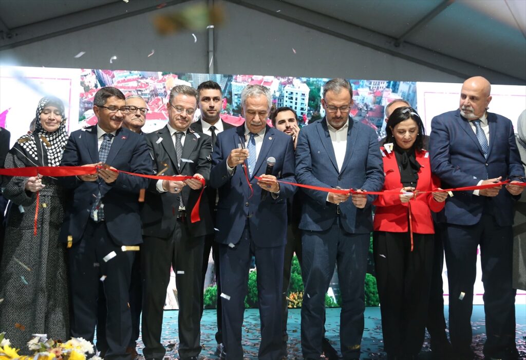 Şehzadeler Belediyesi Millet Kütüphanesi ve Gençlik Merkezi açıldı