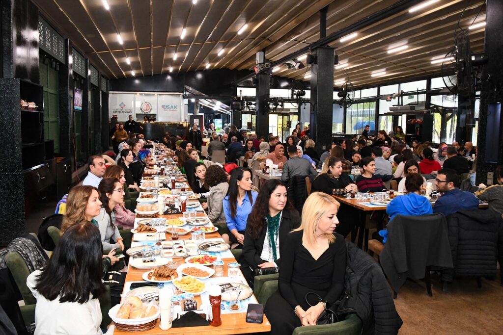Uşak Valisi Ergün ve Belediye Başkanı Çakın öğretmenlerle buluştu