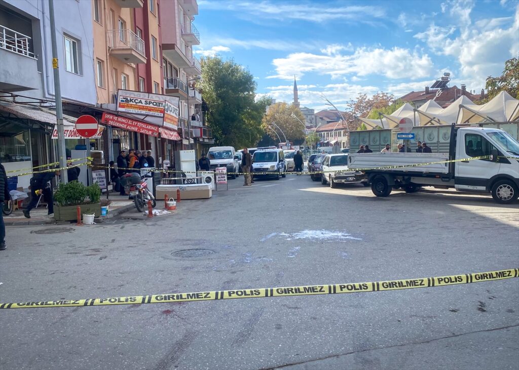 Uşak'ta esnaf arasında çıkan bıçaklı kavgada 1 kişi yaralandı
