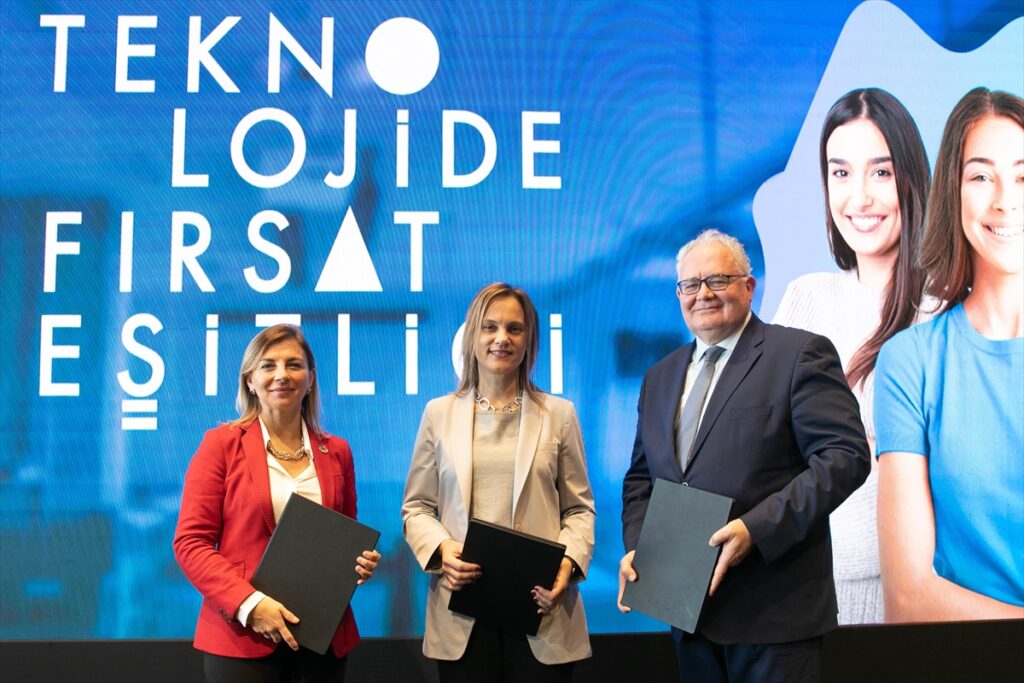 Yapı Kredi “Teknolojide Fırsat Eşitliği” projesi ile 3 yılda 80 bin kadına ulaşacak