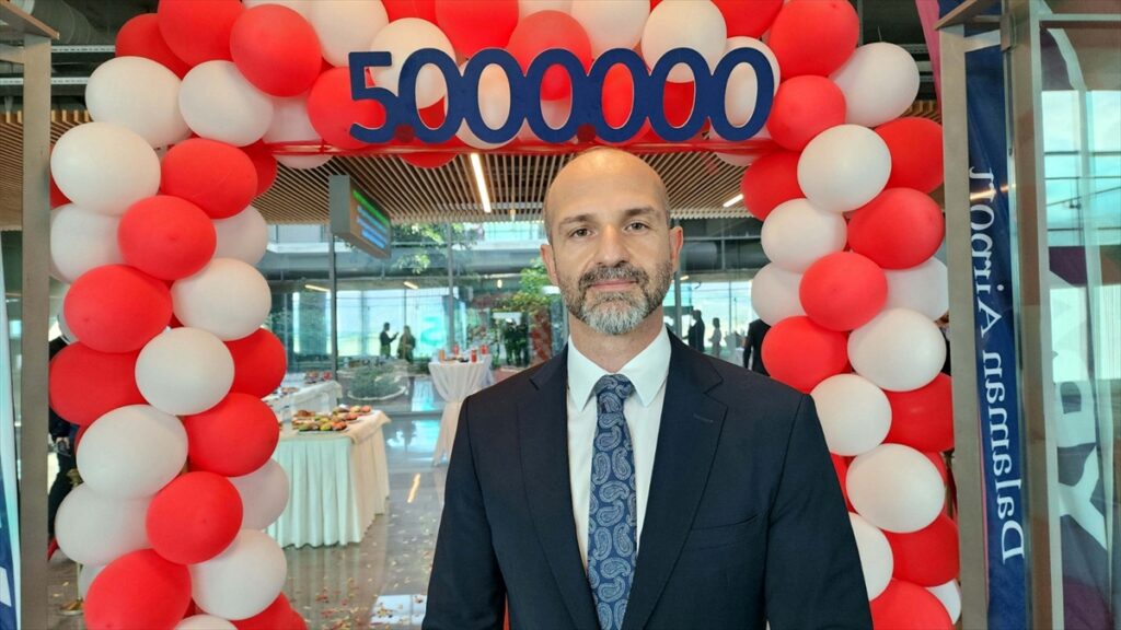 YDA Dalaman Havalimanı'nda 5 milyonuncu yolcu törenle karşılandı