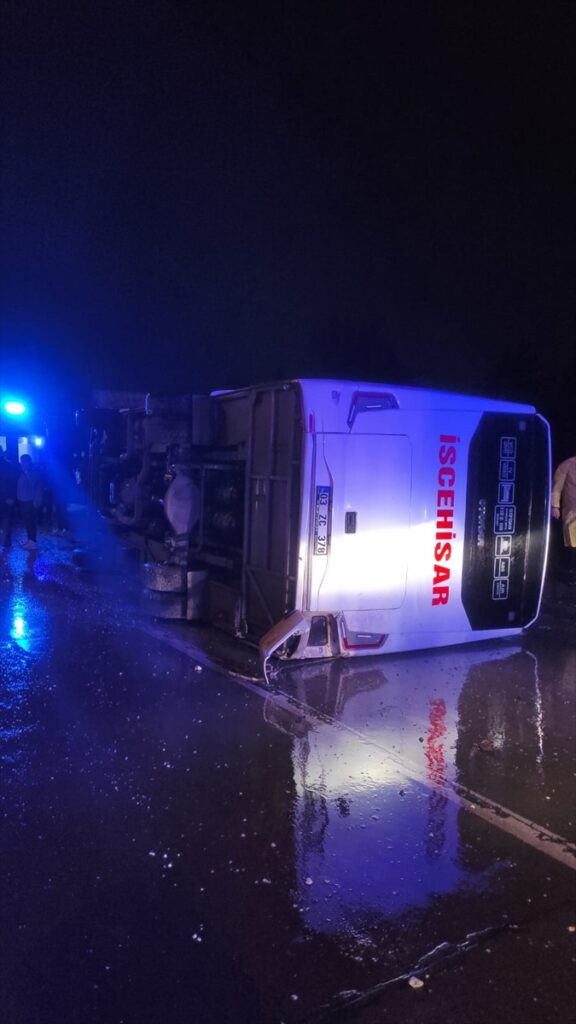 GÜNCELLEME – Afyonkarahisar'da midibüsün devrilmesi sonucu 25 kişi yaralandı