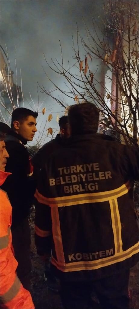 Afyonkarahisar'da odunlukta çıkan yangın söndürüldü