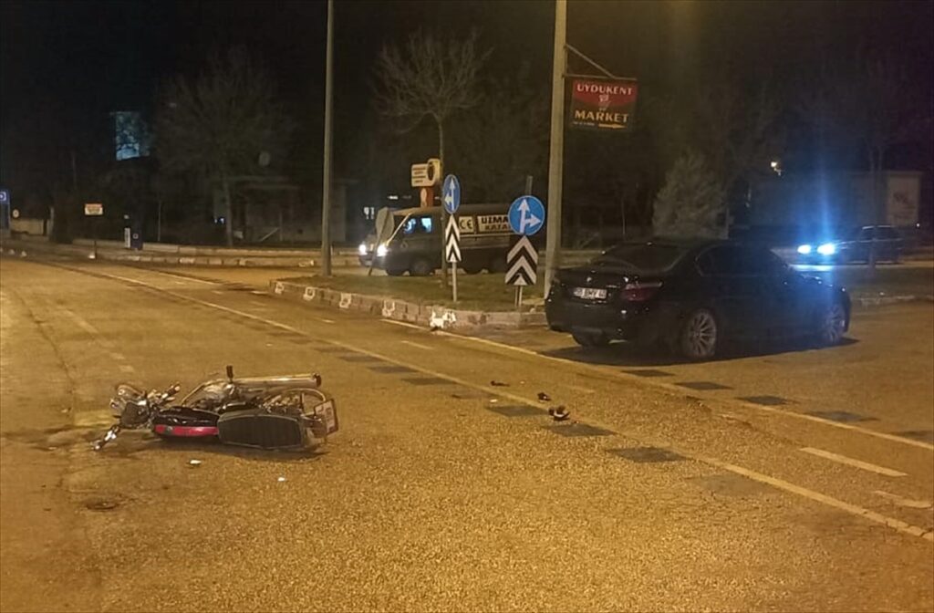 Afyonkarahisar'da otomobil ile motosiklet çarpıştı, 3 kişi yaralandı