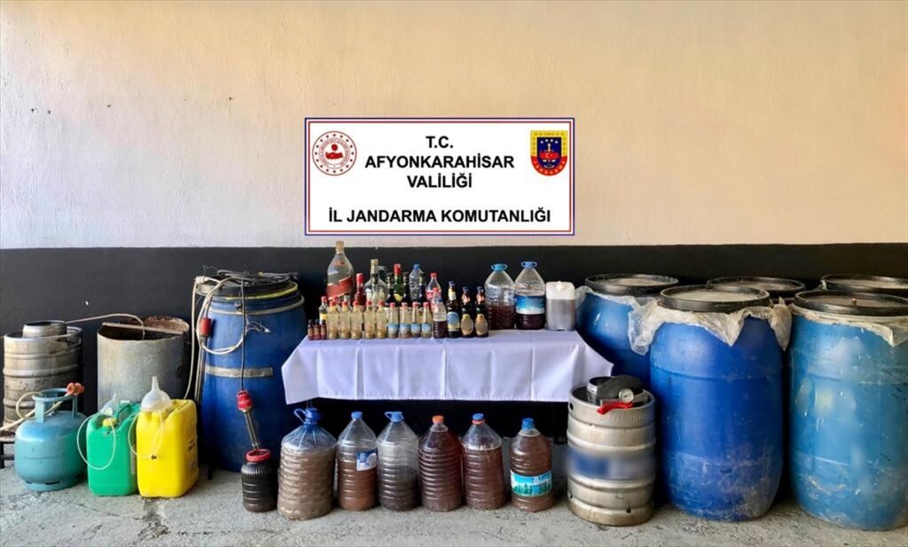Afyonkarahisar'da sahte içki operasyonunda 2 kişi yakalandı