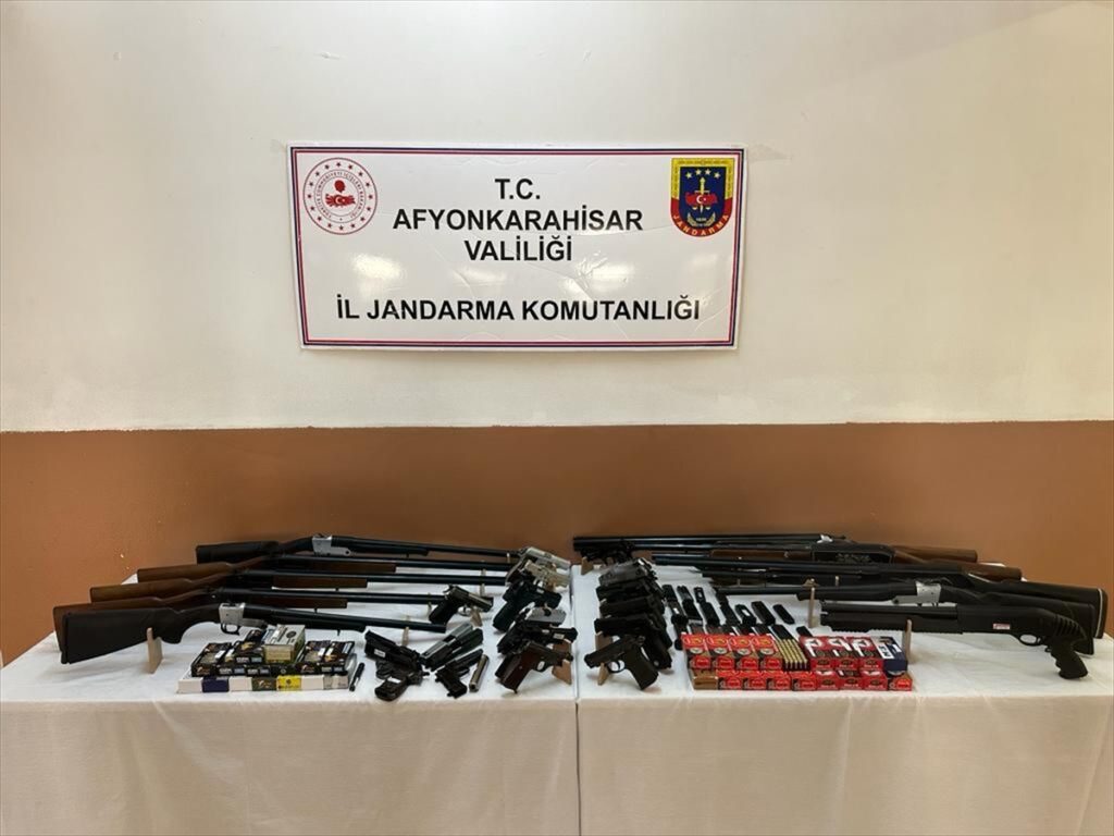 Afyonkarahisar'da silah kaçakçılığı operasyonunda 5 şüpheli yakalandı