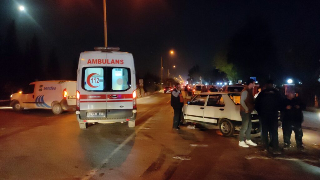 Aydın'da 3 aracın karıştığı kazada 3 kişi yaralandı