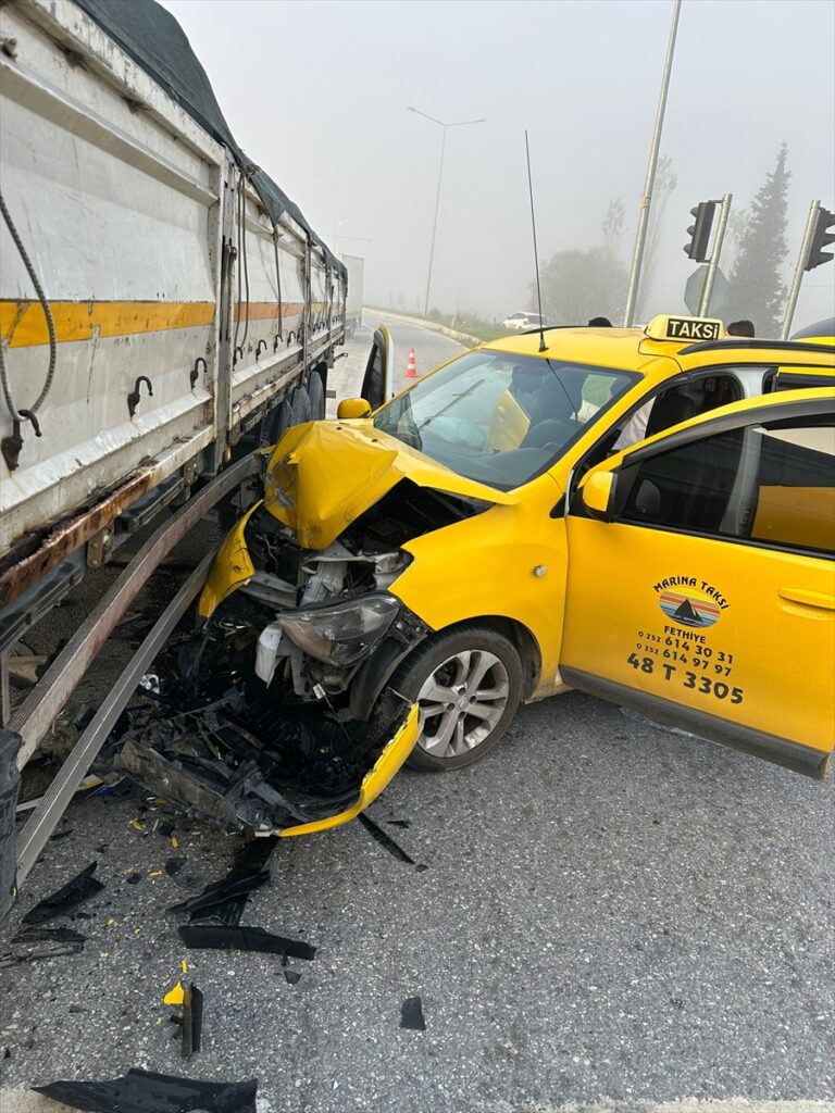 Aydın'da taksiyle tırın çarpışması sonucu 3 kişi yaralandı
