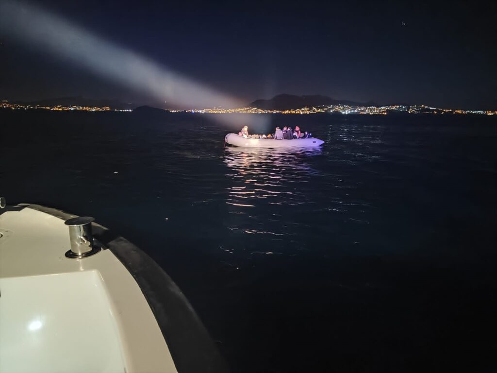 Bodrum açıklarında 44 düzensiz göçmen kurtarıldı, 31 göçmen yakalandı