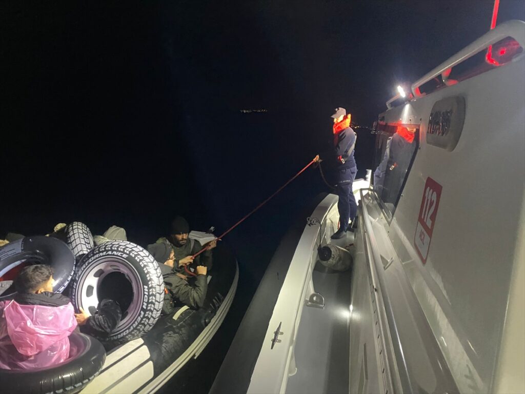 Bodrum açıklarında motoru arızalanan iki lastik bottaki 36 düzensiz göçmen kurtarıldı