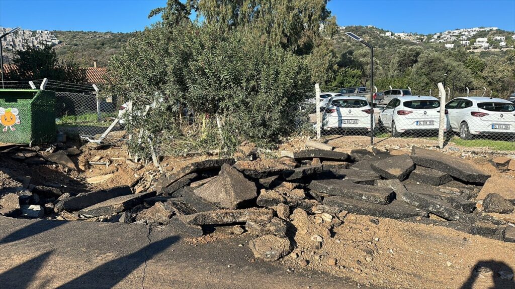 Bodrum’da içme suyu isale hattı patladı