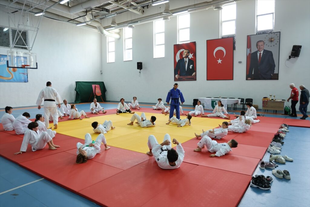 Bodrumspor judo takımı oyuncuları kuşak takma heyecanı yaşadı