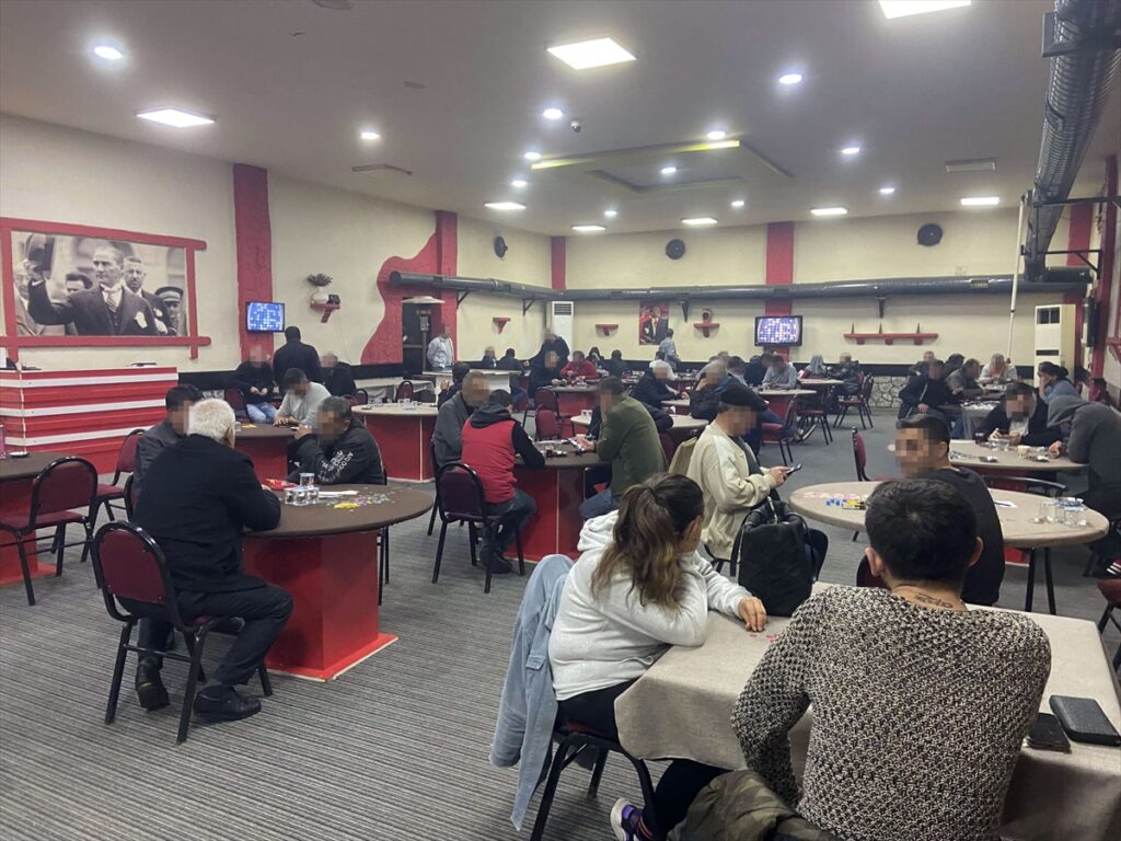 Bornova'da kumar oynarken yakalanan 70 kişiye para cezası kesildi