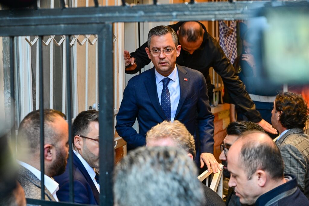 CHP Genel Başkanı Özel, İzmir'de ziyaretlerde bulundu