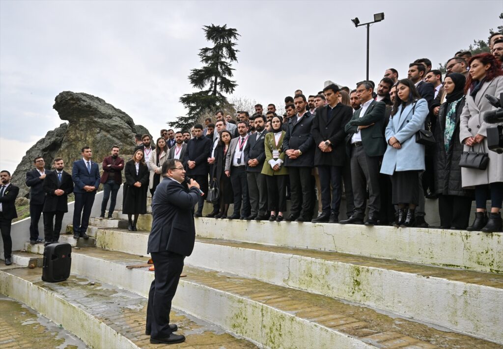 CHP Genel Başkanı Özel, partisinin Gençlik Kolları İl Başkanlarına Manisa'yı gezdirdi: