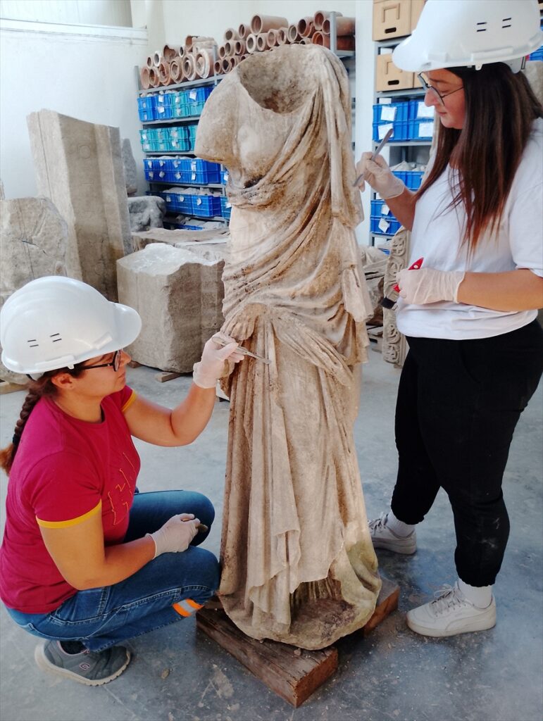 “Dans Eden Musa” heykeli yaklaşık 22 asır sonra Muğla'da gün yüzüne çıkarıldı