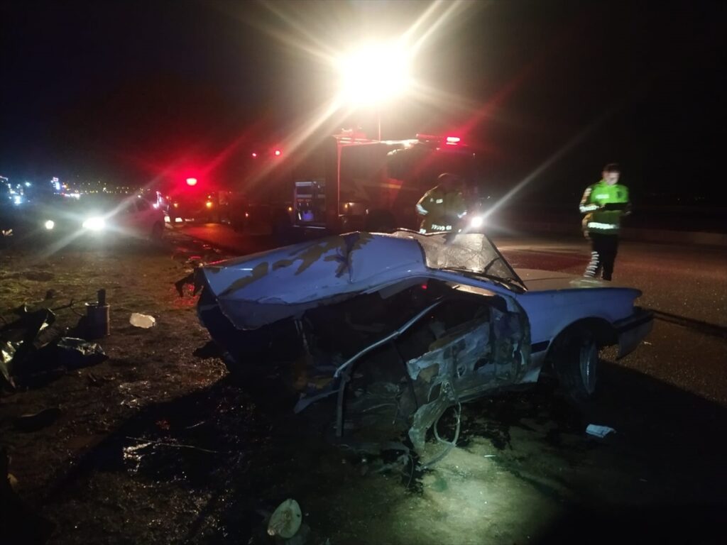 Denizli'de iki otomobil çarpıştı, 1 kişi öldü, 5 kişi yaralandı