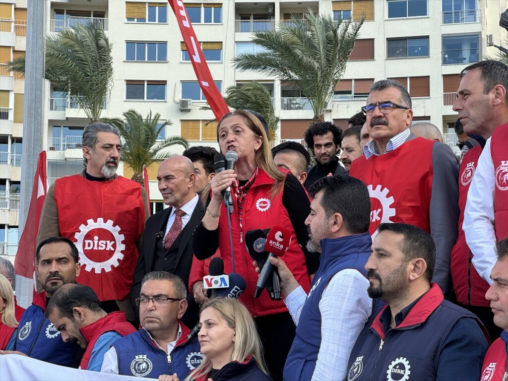 DİSK İzmir'de “Gelirde adalet vergide adalet” sloganıyla yürüyüş yaptı