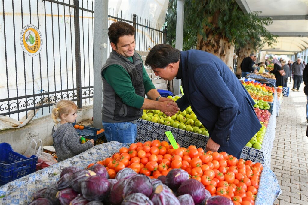 Fethiye Belediye Başkanı Karaca, pazar esnafını ziyaret etti