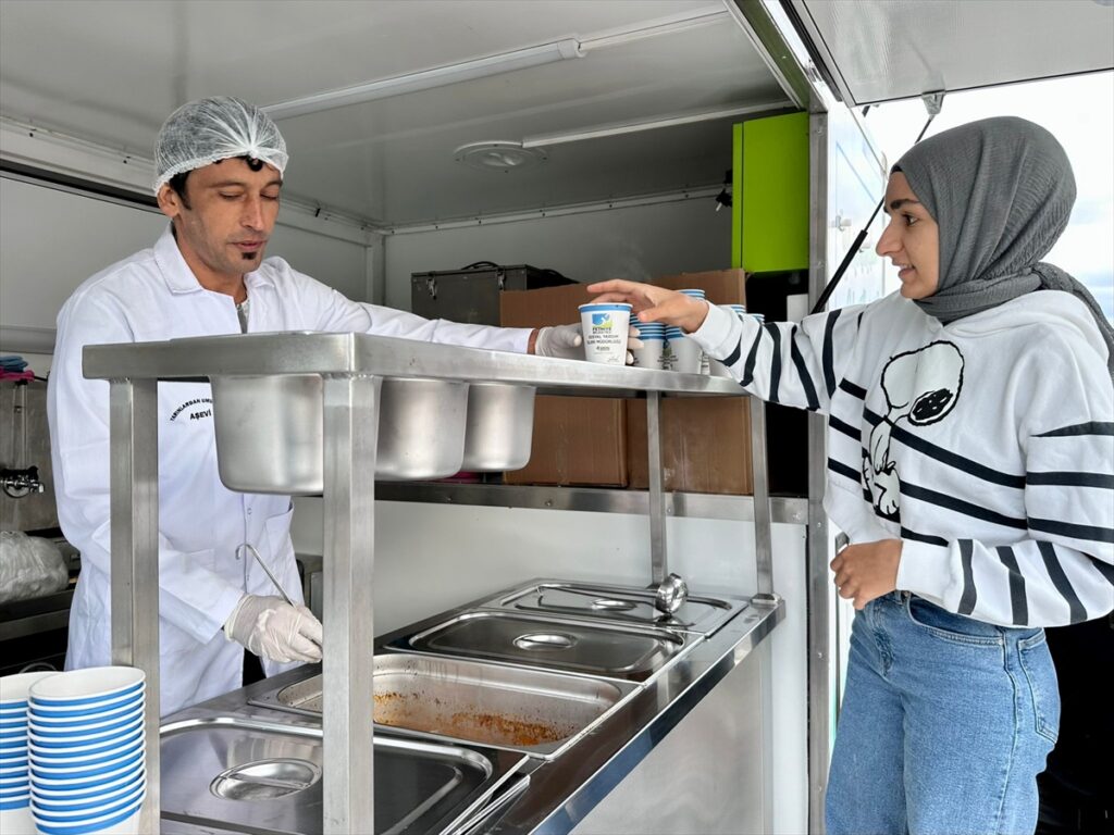 Fethiye'de belediyeden üniversite öğrencilerine çorba ikramı