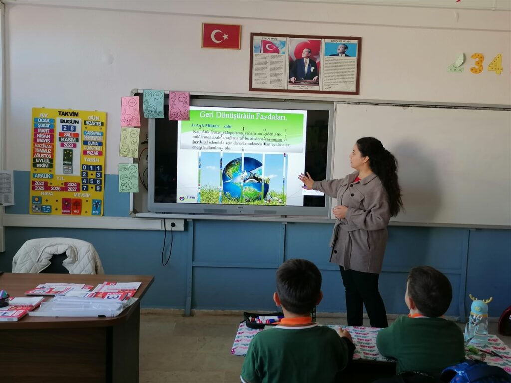Fethiye'de öğrencilere çevre eğitimi veriliyor