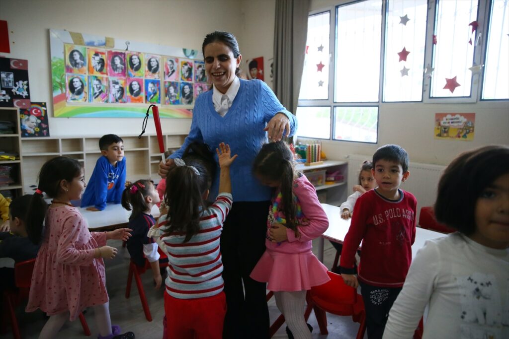Görme engelli Burcu öğretmen zorlukları aşarak hayalindeki mesleğe ulaştı