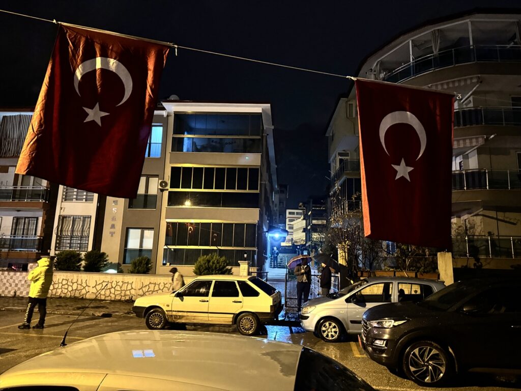 Irak'ın kuzeyindeki saldırıda şehit olan Uzman Çavuş Serinkan'ın Denizli'deki ailesine şehadet haberi verildi
